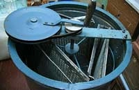 Доработка медогонки с ручным приводом